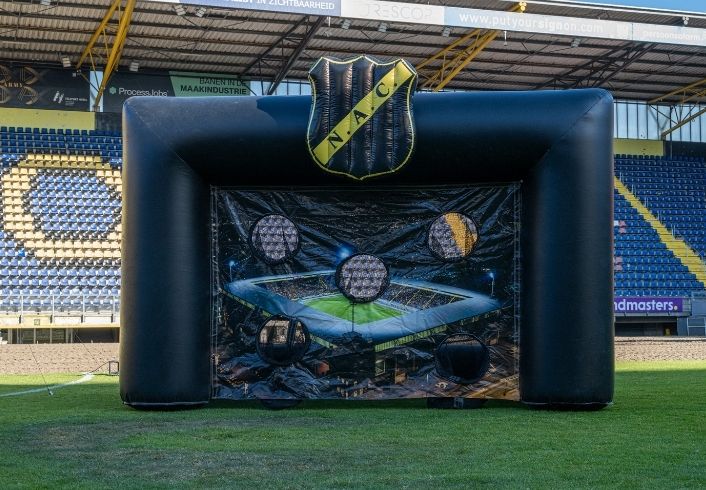 Opblaasbaar Goal Huren | NAC Voetbal-thema Spel | Interactief