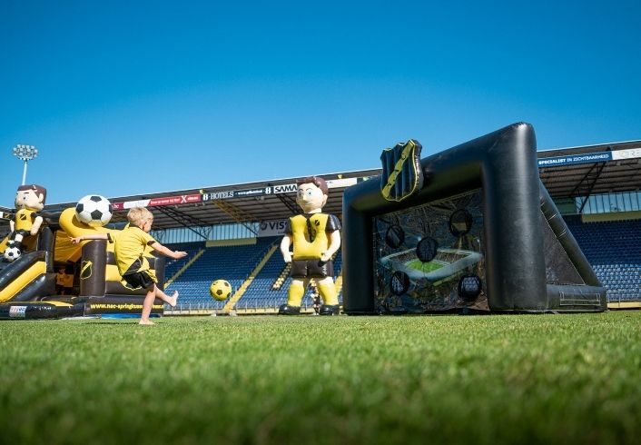 Opblaasbaar Goal Huren | NAC Voetbal-thema Spel | Interactief