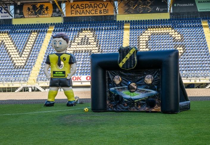 Opblaasbaar Goal Huren | NAC Voetbal-thema Spel | Interactief