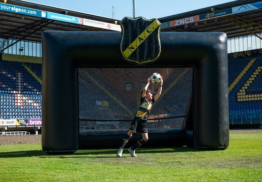 Opblaasbaar Goal Huren | NAC Voetbal-thema Spel | Interactief